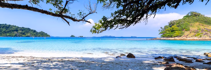 paysage-marin-belle-plage-vue-ile-koh-chang-trad-province-orientale-thailande-fond-ciel-bleu_1150-10256